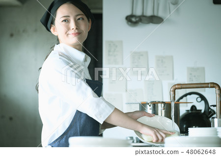 廚房餐廳女性 廚房餐廳女性 48062648