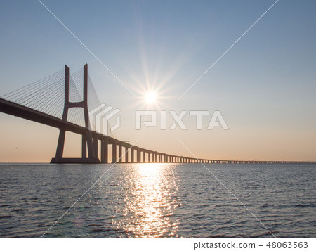 瓦斯科達伽馬橋的朝日 48063563