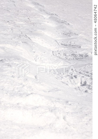 在陽光照亮的長野縣白馬村滑雪勝地的Cobb斜坡在冬天 48064742