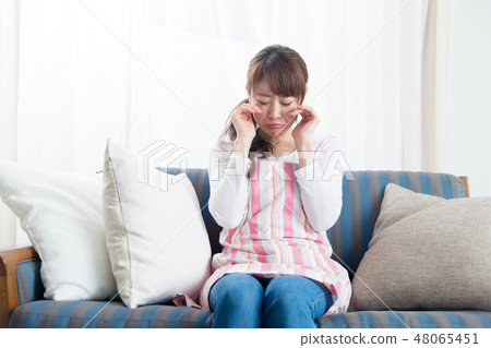 A woman / sofa in an apron A woman / sofa in an apron 48065451