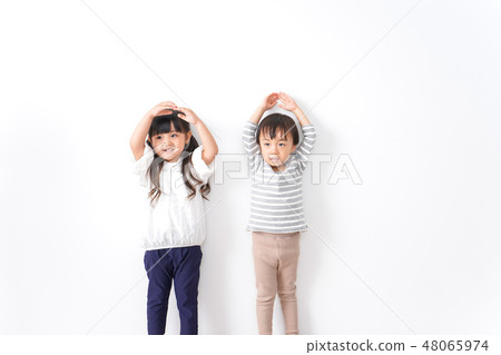 孩子們在家裡玩 48065974