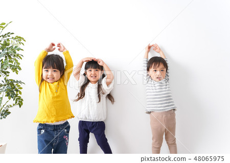 孩子們在家裡玩 孩子們在家裡玩 48065975