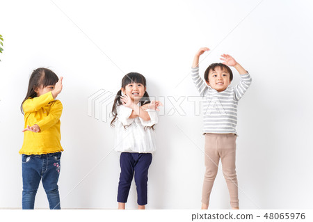 孩子們在家裡玩 孩子們在家裡玩 48065976