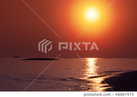 Sunset on maldivian sandbank 48067473