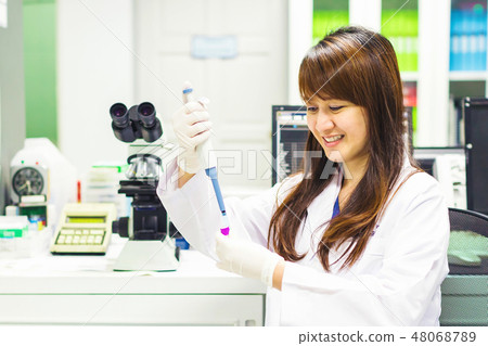 medical professional working in the laboratory 48068789