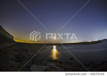 conjunction of moon and venus before sunrise 48070356