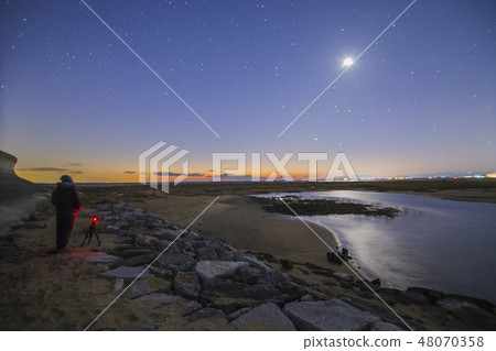conjunction of moon and venus before sunrise conjunction of moon and venus before sunrise 48070358