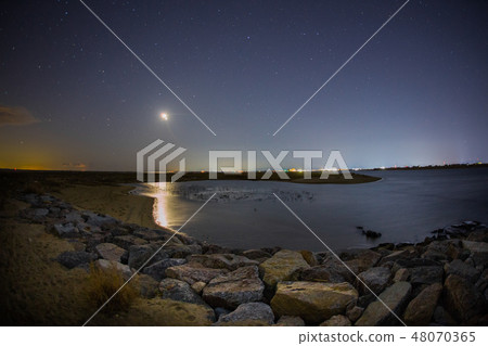 conjunction of moon and venus before sunrise 48070365