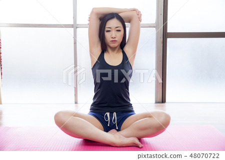 A woman who grows and stretches A woman who grows and stretches 48070722