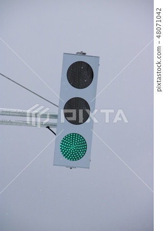 Flat type snow snow countermeasure signaling machine on snowy day · Hokkaido Hakodate city. 48071042