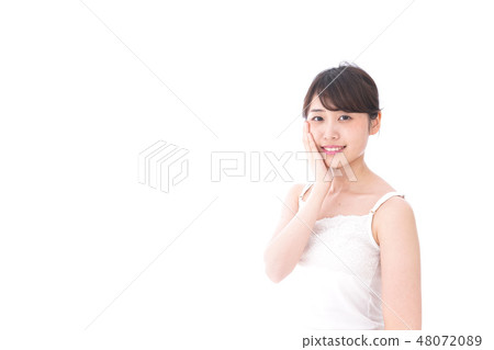 A young woman doing beauty care 48072089