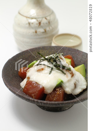 金槍魚和鱷梨山掛和清酒 48072819