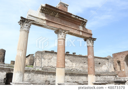 Pompeii ruins 48073370