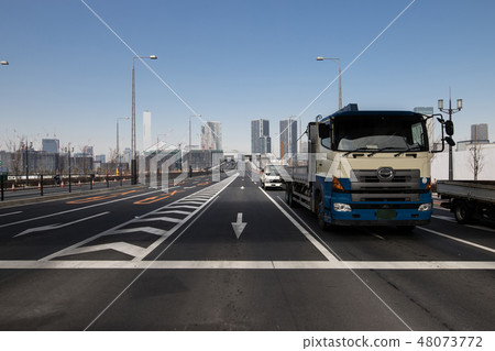 Cross the sidewalk 48073772