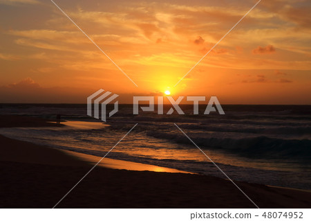 夏威夷瓦胡島夏威夷凱海灘日出 夏威夷瓦胡島夏威夷凱海灘日出 48074952