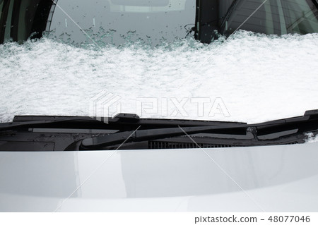 Windshield snow 48077046