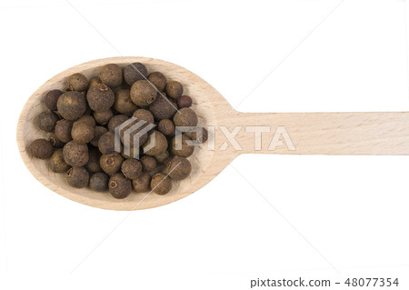 allspice on wooden spoon isolated 48077354