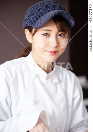 貝克的食物工作的女人 貝克的食物工作的女人 48077370