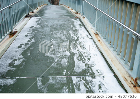 雪被堆積的步行橋 雪被堆積的步行橋 48077636