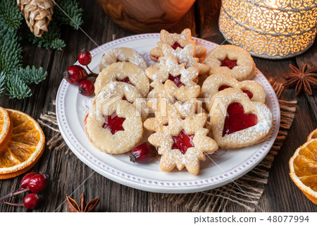 Linzer Christmas cookies arranged on a plate 48077994