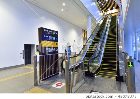 北海道北斗市在北斗北斗站的車站大樓內拍攝風景 48078375