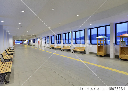 北海道北斗市在北斗北斗站的車站大樓內拍攝風景 48078384