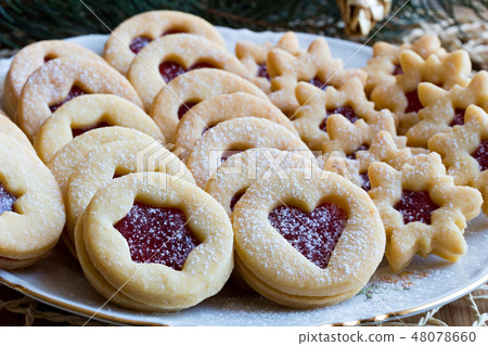 Traditional Linzer Christmas cookies 48078660