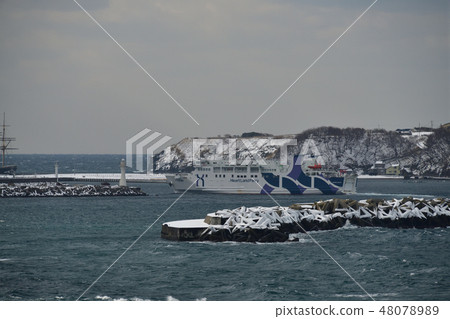 Photographing the scenery of Okushiri Ferry returning to the Sea of Japan in the offing of the Sea of Japan off the coast of Esashi, Hokkaido Photographing the scenery of Okushiri Ferry returning to the Sea of Japan in the offing of the Sea of Japan off the coast of Esashi, Hokkaido 48078989