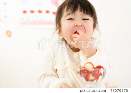A girl who eats strawberries 48079576