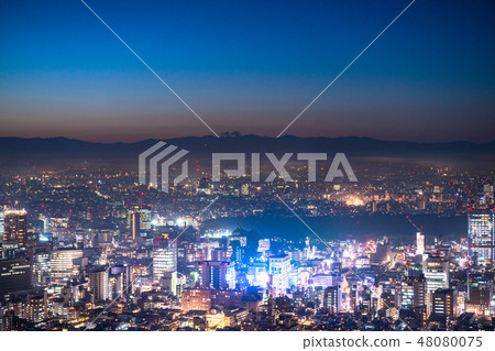 “東京”下雨·東京西部的夜景覆蓋著薄霧 48080075