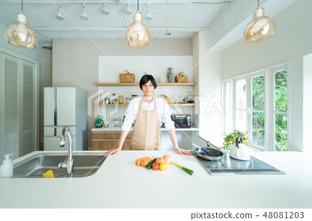 男人在廚房裡做飯 48081203