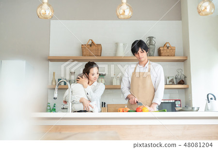 一對夫婦在廚房裡做飯 48081204