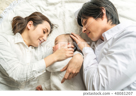 Babies and parents to take a nap Babies and parents to take a nap 48081207