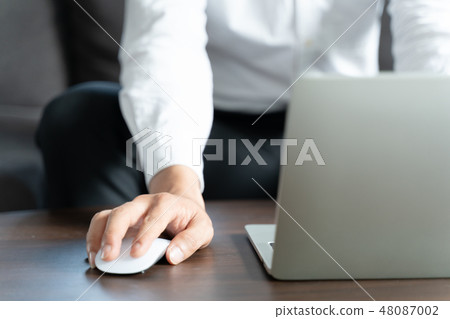 Close up hand's of businessman  using laptop 48087002