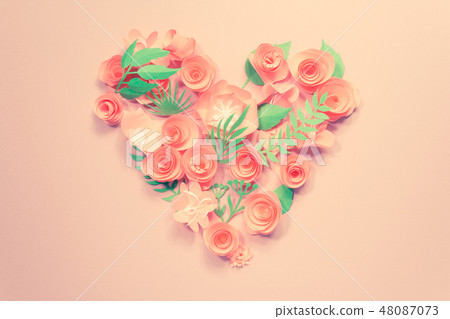 Heart from rose paper flowers on pink. 48087073