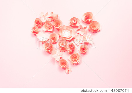 Heart from rose paper flowers on pink. 48087074