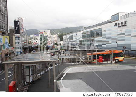 在東海道線的熱海站 在東海道線的熱海站 48087756