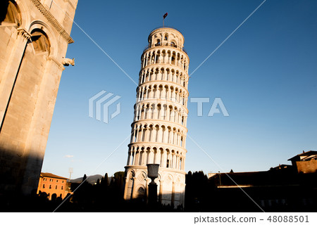 發光的比薩意大利托斯卡納斜塔在接受日落以後 48088501