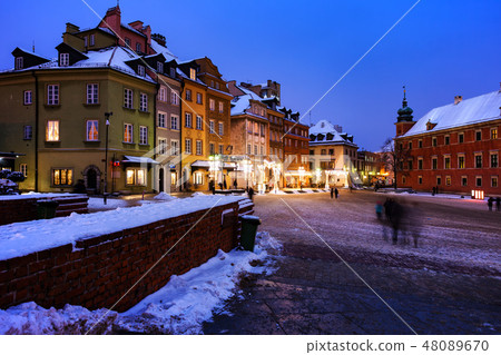 Winter Evening in the Old Town of Warsaw Winter Evening in the Old Town of Warsaw 48089670