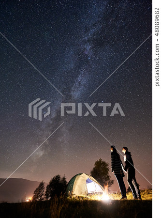 Couple tourists resting at night camping under stars 48089682