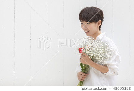女性肖像生活與鮮花 48095398