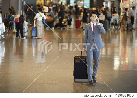 在國外商務旅行的一個商人 在國外商務旅行的一個商人 48095990