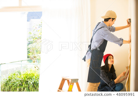 享受DIY的男人和女人 享受DIY的男人和女人 48095991