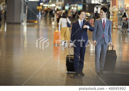 在國外商務旅行的一個商人 在國外商務旅行的一個商人 48095992