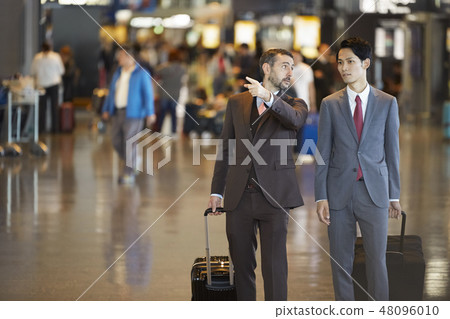 在國外商務旅行的一個商人 48096010