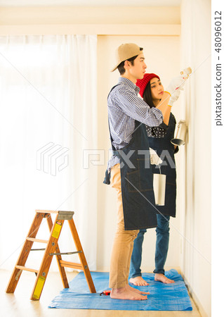 享受DIY的男人和女人 48096012