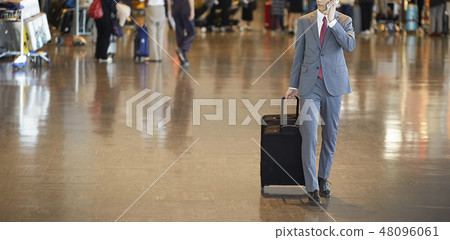 在國外商務旅行的一個商人 48096061