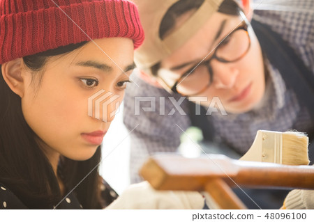 享受DIY的男人和女人 享受DIY的男人和女人 48096100