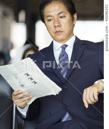 在國外商務旅行的一個商人 48096201