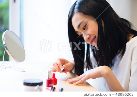 婦女畫指甲 48096202